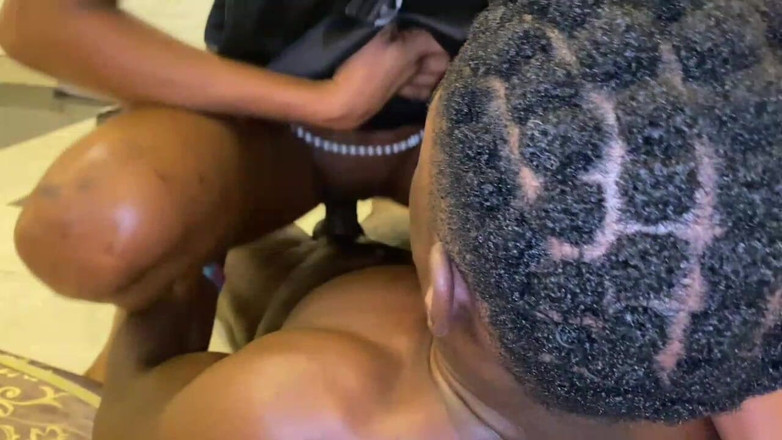 NaijaTeens: Скачу на моем возбужденном соседке на большом черном члене