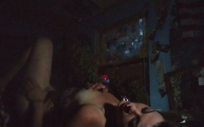 Freakshowsuckerr: Cô gái tóc nâu xinh đẹp chơi với chính mình trên...