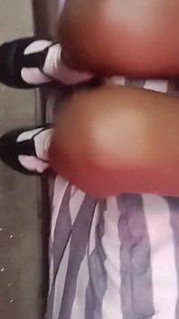 Fusto Bianco Si Masturba per Le Scarpe Sexy Degli Studenti