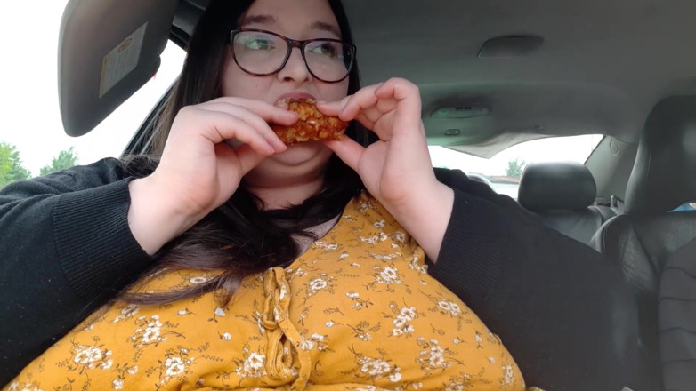 SSBBWLadyBrads: Grandota se entrega a kfc lamiendo los dedos