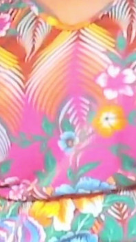 我的妻子展示阴户和大胸部