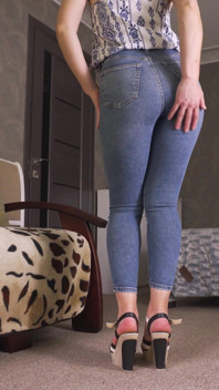 MILF putih berpantat besar mengusik pantat sempurna dalam seluar jeans biru ketat