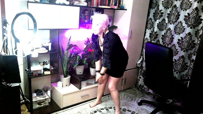 AimeeParadise: Mi madrastra es mi puta de la webcam! (20) el baile...