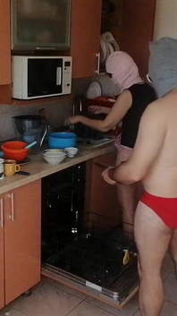 Pareja Divirtiéndose En La Cocina. Sexy Esposa Haciendo Quehaceres En La Casa Desnuda.