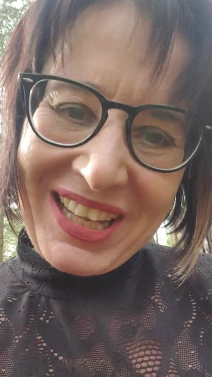 JulieEroticDress: Naakt naar buiten gaan en spuiten