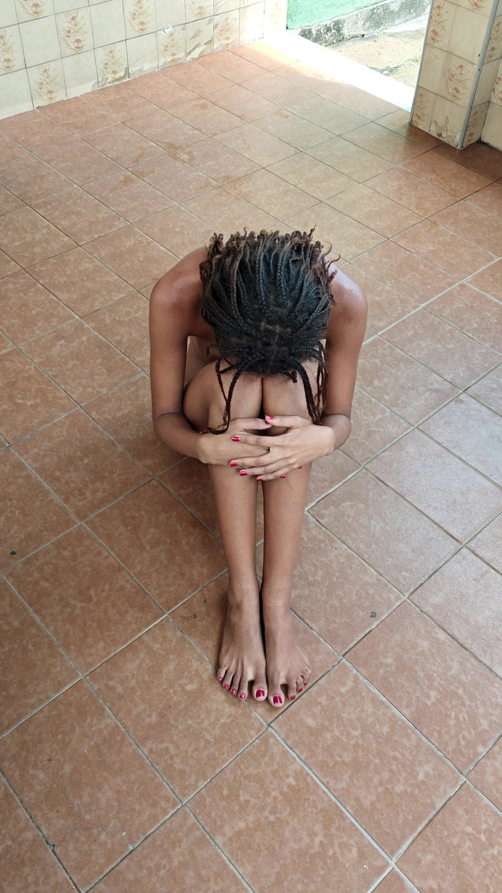 Lily Slav: 복근을 하거나 벌을 받는 앉아있는 서브