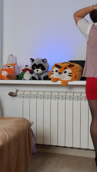 323 (vlastní video) Byl jsem tak unavený z práce, že jsem se vrátil domů a svlečen, zkoušel si punčocháče a spodní prádlo, dělal domácí práce