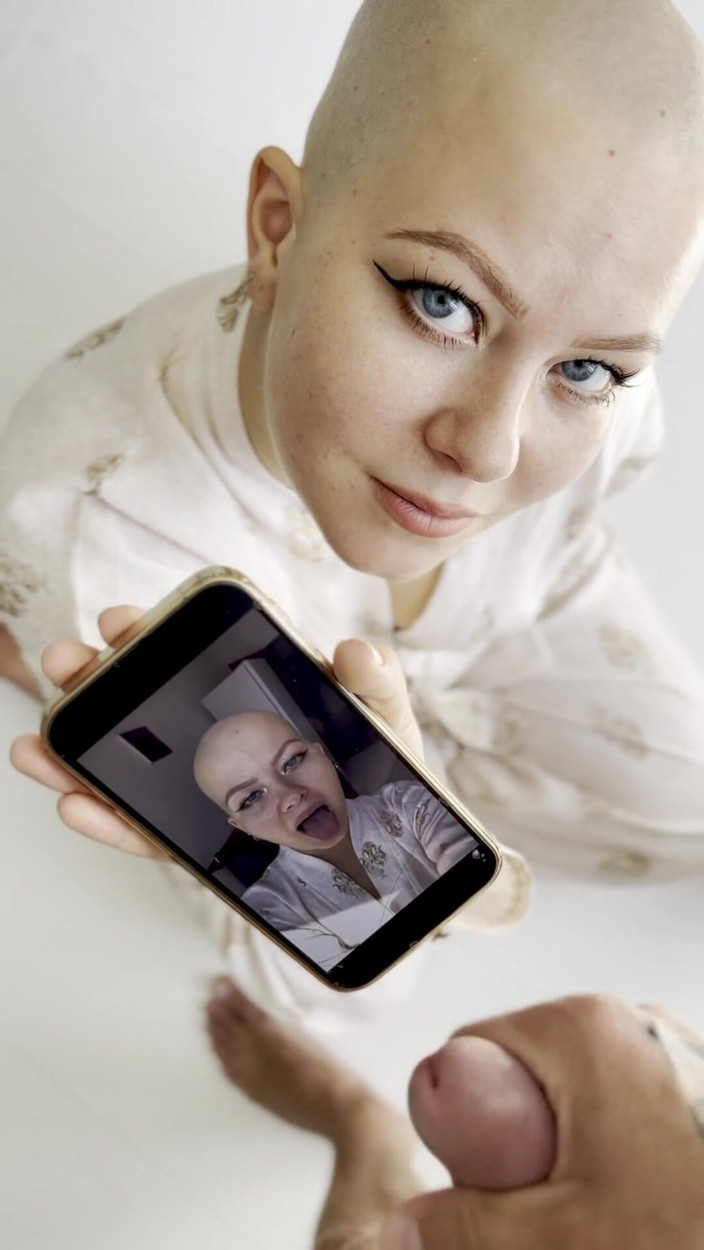 Vilu_and_Mi: Cumtribute Bald Girl Cleanup Her Phone After