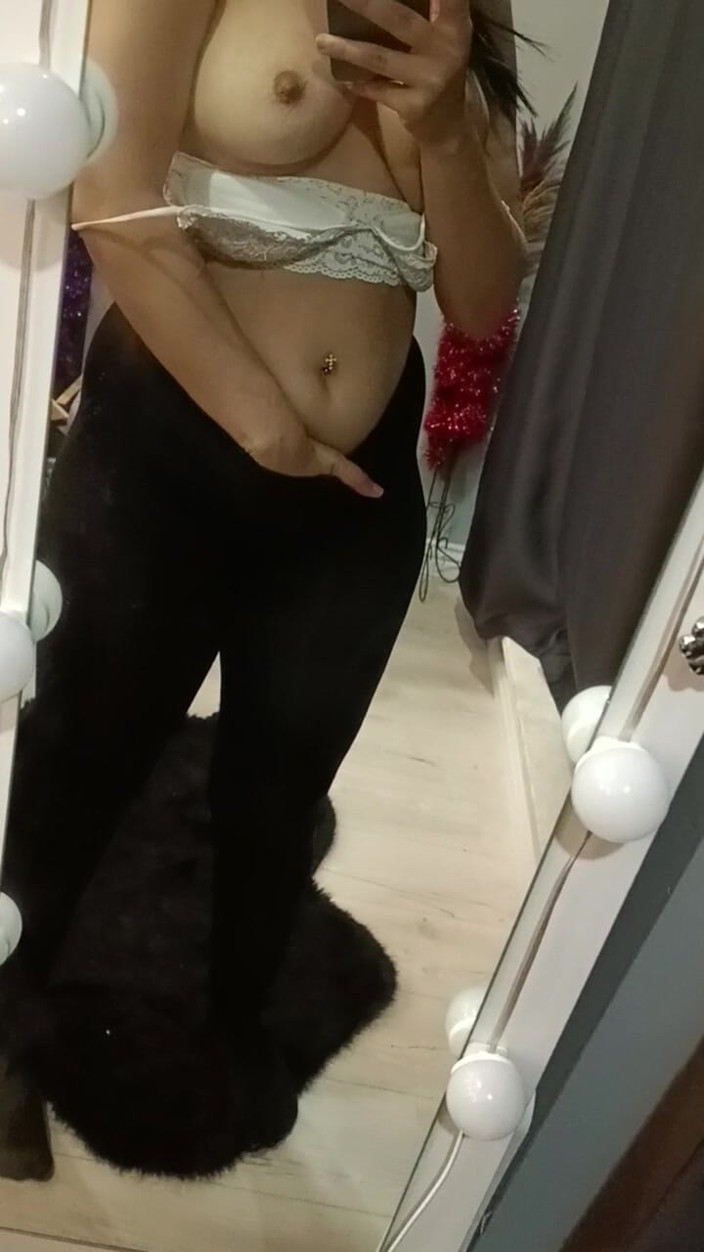 Esmer Tarcin: Émission Fantastique Avec Culotte Et Bas