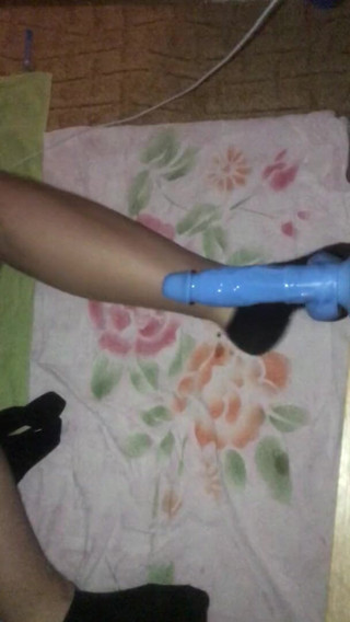 Sweethole: Jedzie mój niebieski dildo analny i nosić czarne stringi
