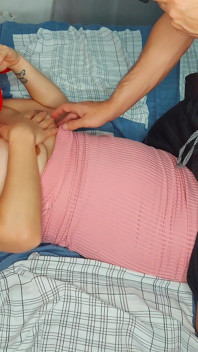 Pierwsza interakcja seksualna tradycyjna amatorka żona sprawia, że jej pierwsza para filmów porno jest autentyczna