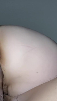 Extremo close-up de penetração vaginal crua terminando com uma gozada interna grossa.