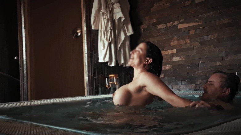DedeDeville: คุณนายเงี่ยนสาวสวยโดนคนแปลกหน้าเย็ดในอ่างจากุซซี่ วินเทจมือสมัครเล่น