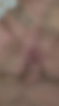 Je baise et éjacule dans la chatte étroite et mouillée de cette salope brune sexy à petits seins et au corps menu