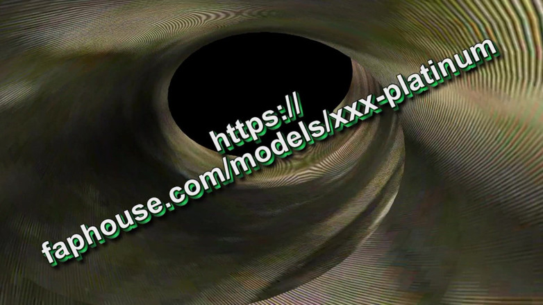 XXX-Platinum: Typ sah nackte MILf beim sonnenbaden am strand, sie masturbiert...