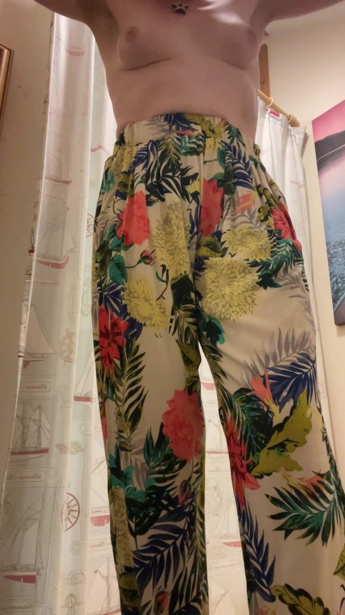 MistressWriggler: lanbe pair, chhote shorts, parphekt stan.