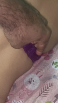 Le nuove coppie sposate che si godono una fantasia romantica usando la banana mentre sono a letto