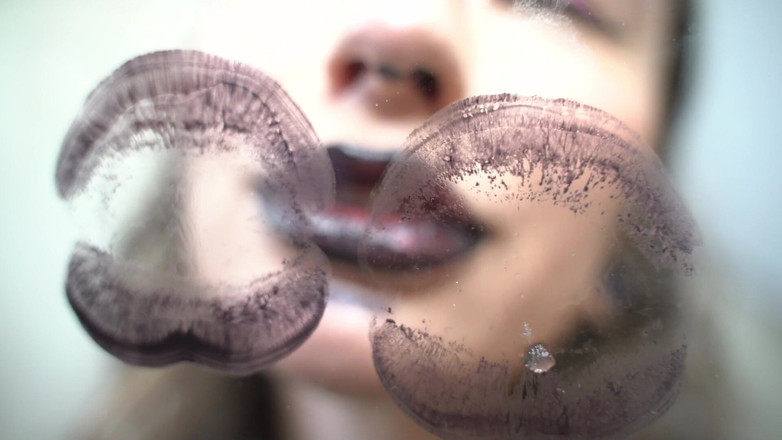 Rarible Diamond: Поцілуй готичну дівчину з дзеркала