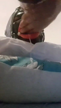 Laura svázaná a za kapuce s otevřeným rtem roubík má 15 minut ošukaný krk