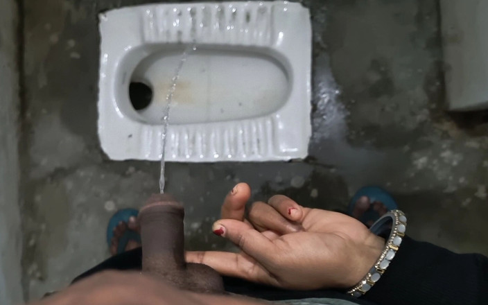 Happyhome: Дезі бхабхі тримає пеніс зведеного брата і змушує його мочитися і мочитися сама