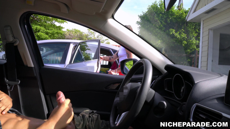Nicheparade: Expunere de pulă pentru o fată emo cu părul scurt,...