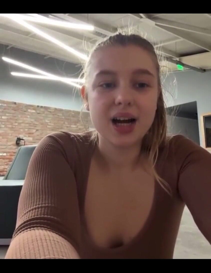 JuiceLussie: Futai anal și ejaculare feminină mult în vestiar