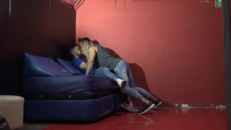 Gaybareback: Femeie latino sexy Valentinon folosită fără prezervativ de vedeta porno...