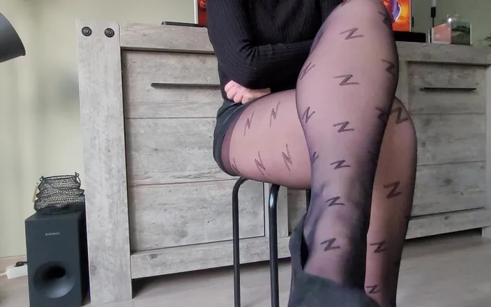 MisS Angel: The pantyhosed lady.