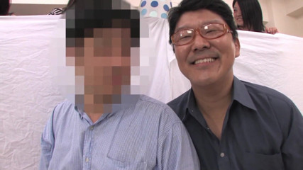 Asian Group Fantasies: Le grasse ragazze giapponesi si fanno leccare le fiche da...