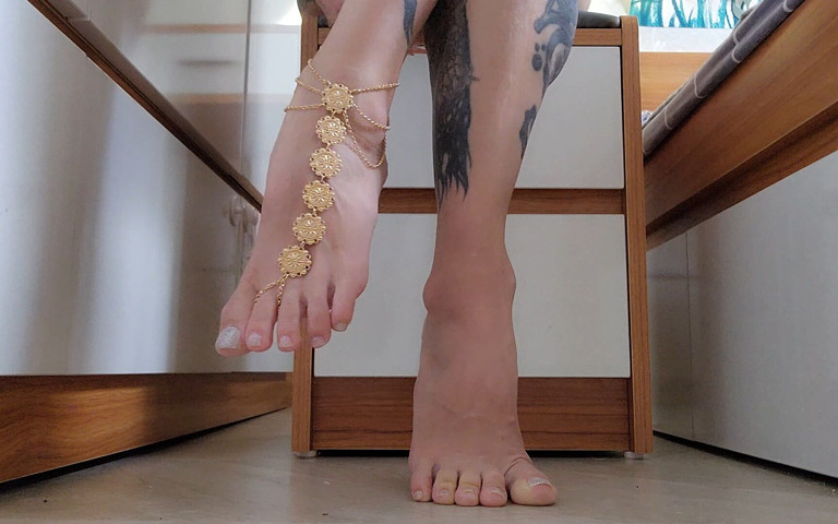 Footfetish Sexy Feet and Chain (Tattoed Babe) Footfetish Sexy Feet and Chain (Tattoed Babe)