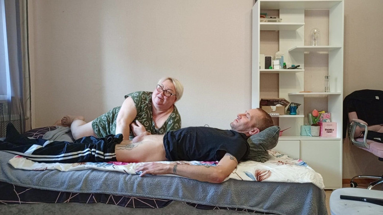 Zona901: Madrastra chupa hasta la última gota de semen