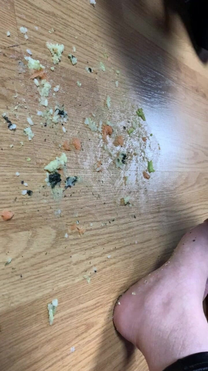 Maitresse Clara: Prende il suo pasto grazie ai miei piedi...