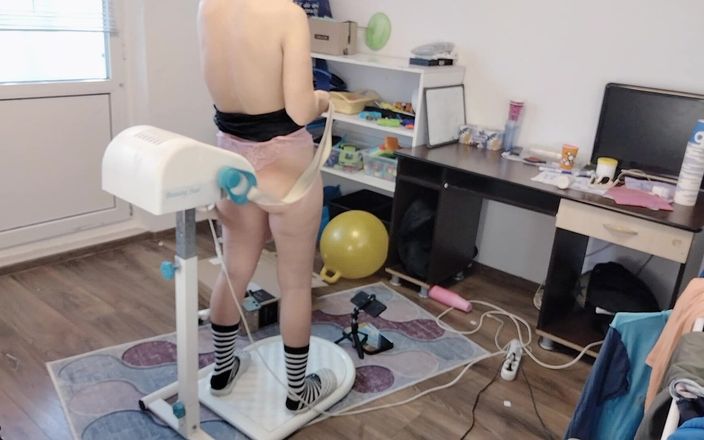 Amateur_MS: Pijat amatir dengan vibrator brunette telanjang. Memek berbulu cewek semok...