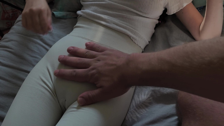 Blondasexy00: सेक्सी लेगिंग पहने मैंने अपने सौतेले भाई को अपनी कुंवारी चूत की रूपरेखा का पालन करने दिया