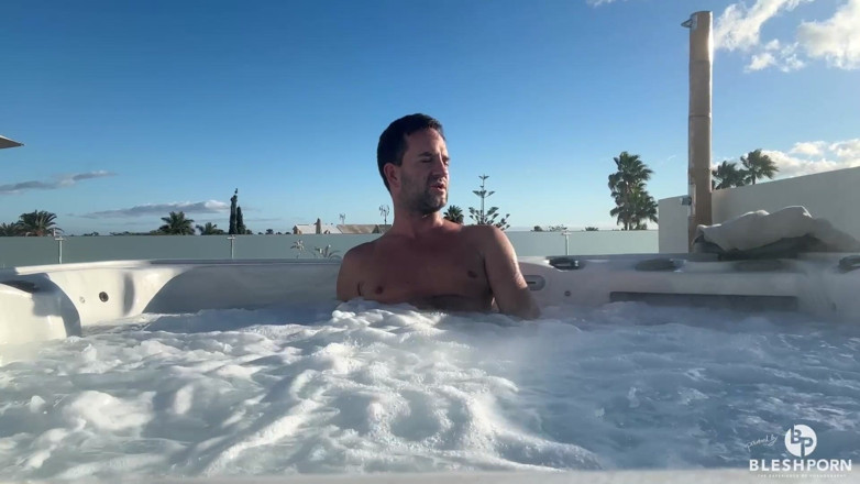 bleshporn: Czas na basenie pokazuje nagość