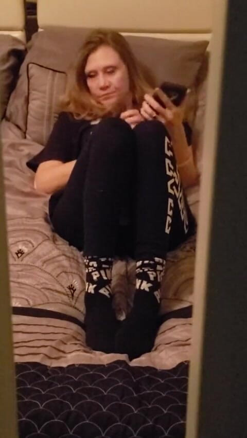 Sexycrittler: Moglie arrapata sorpresa a masturbarsi con un porno lesbico davanti...