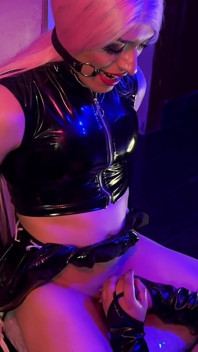 Bondage Ashe Vex Shemale In Oiled Latex Is Masturbated To Come, bởi Daniela Zhukov. Mở rộng