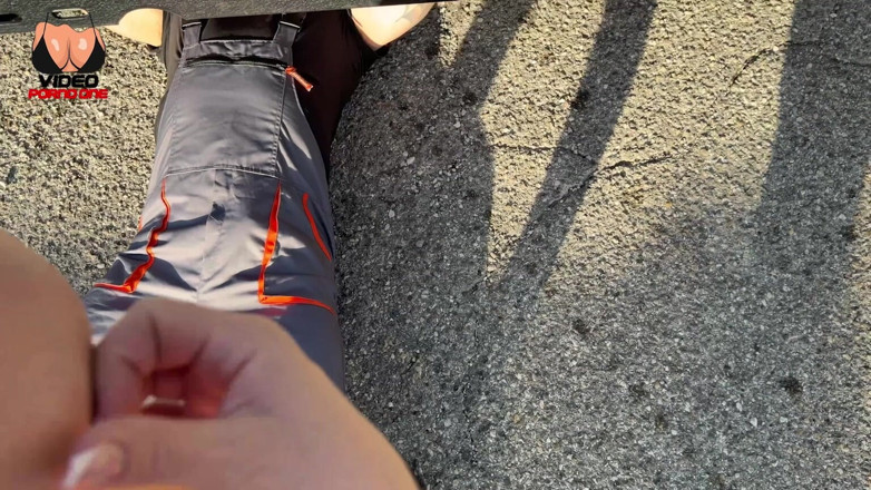 Video Porno One: 她车坏了，并以同样的方式付给了她的修理工！