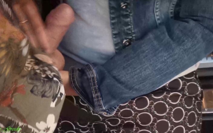 Les Gourmands: MILF honí manžílkovi velký penis v jejích sexy tangách, aby...