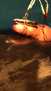 Elektro ile vakumlu bir boşalma, oyuncaklar biraz elle gırtlağına kadar alma ve bolca tükürme ile birleştirilir.