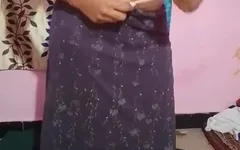 हॉट गांव की लड़की कपड़े बदल रही है
