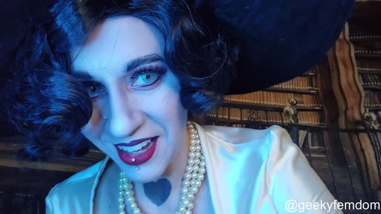 Geeky Femdom: Zwierzę lady Dimitrescu