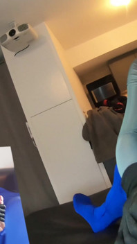 Katy avec la catwoman zentai taille une pipe en nylon