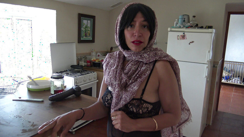 Stepmom Susan: Домохозяйка нимфоманка сквиртует по всему полу кухни ее волосатой киской