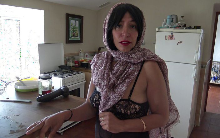 Stepmom Susan: Nymfoman hemmafru sprutar över köksgolvet med sin håriga fitta
