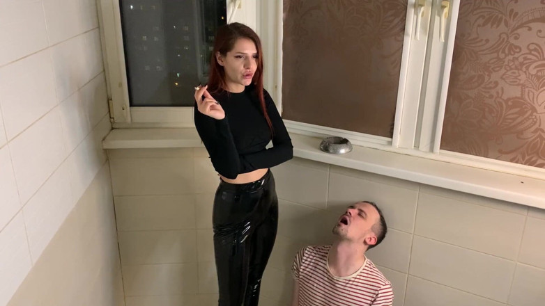 Petite Princesses Femdom: Mistress Sofi w lateksie wykorzystuje swoją popielniczkę podczas palenia