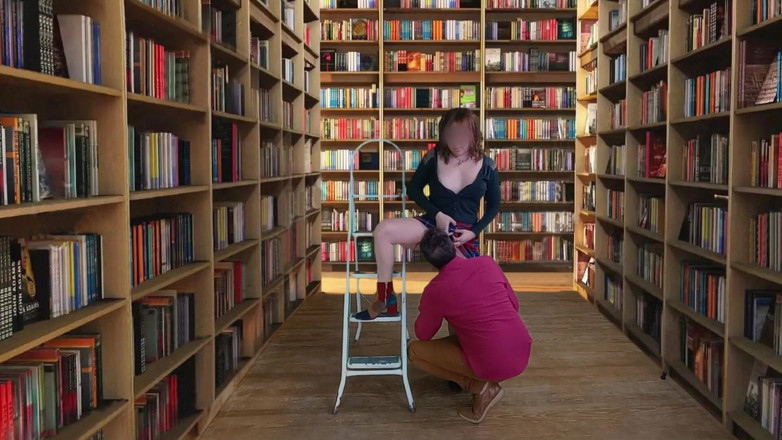 LadyRoma: Saya tanpa dijangka memberikan cikgu kimia blowjob di Perpustakaan