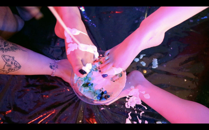 Bia Roman: Niechlujne stopy w waty cukrowej i kremie