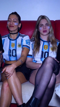 Ma copine et son amie ont commencé une orgie avec mon ami.