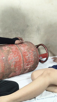 Hintli desi kız şimdi gün gaz silindiri kıtlığı yüzü ve yakındaki arkadaşlar silindire yardım etti